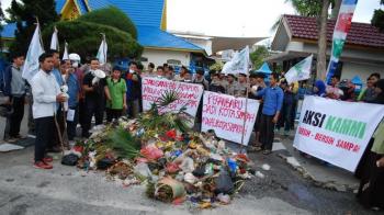 Tumpahkan Sampah di Halaman Rumah, Wako Firdaus Lapor Polisi?